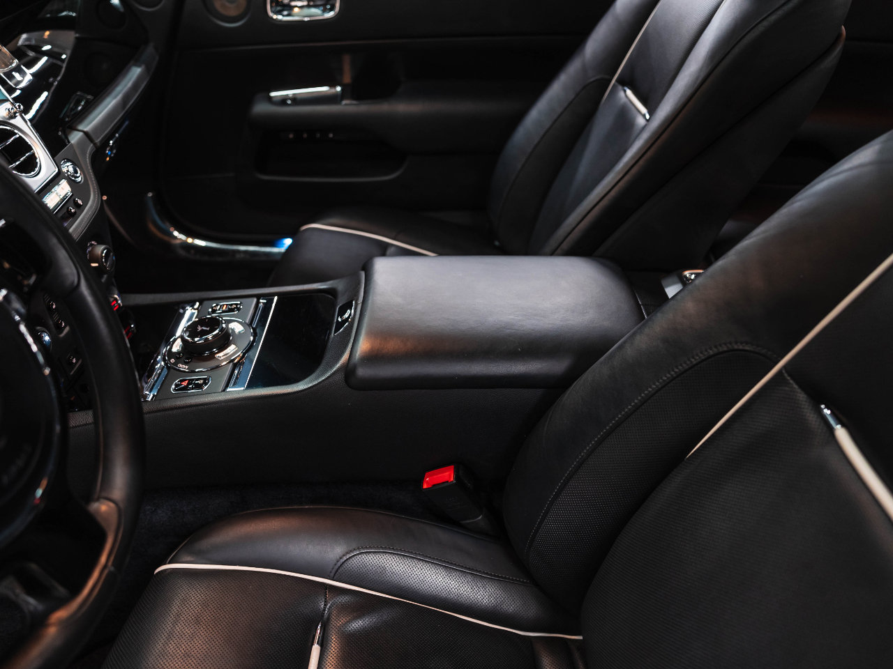 Used 2015 Rolls-Royce Wraith image 40