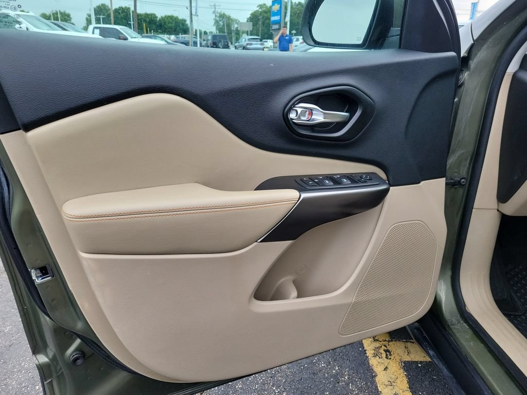 Used 2020 Jeep Cherokee Latitude w/ Cold Weather Group AWD/4WD image 23