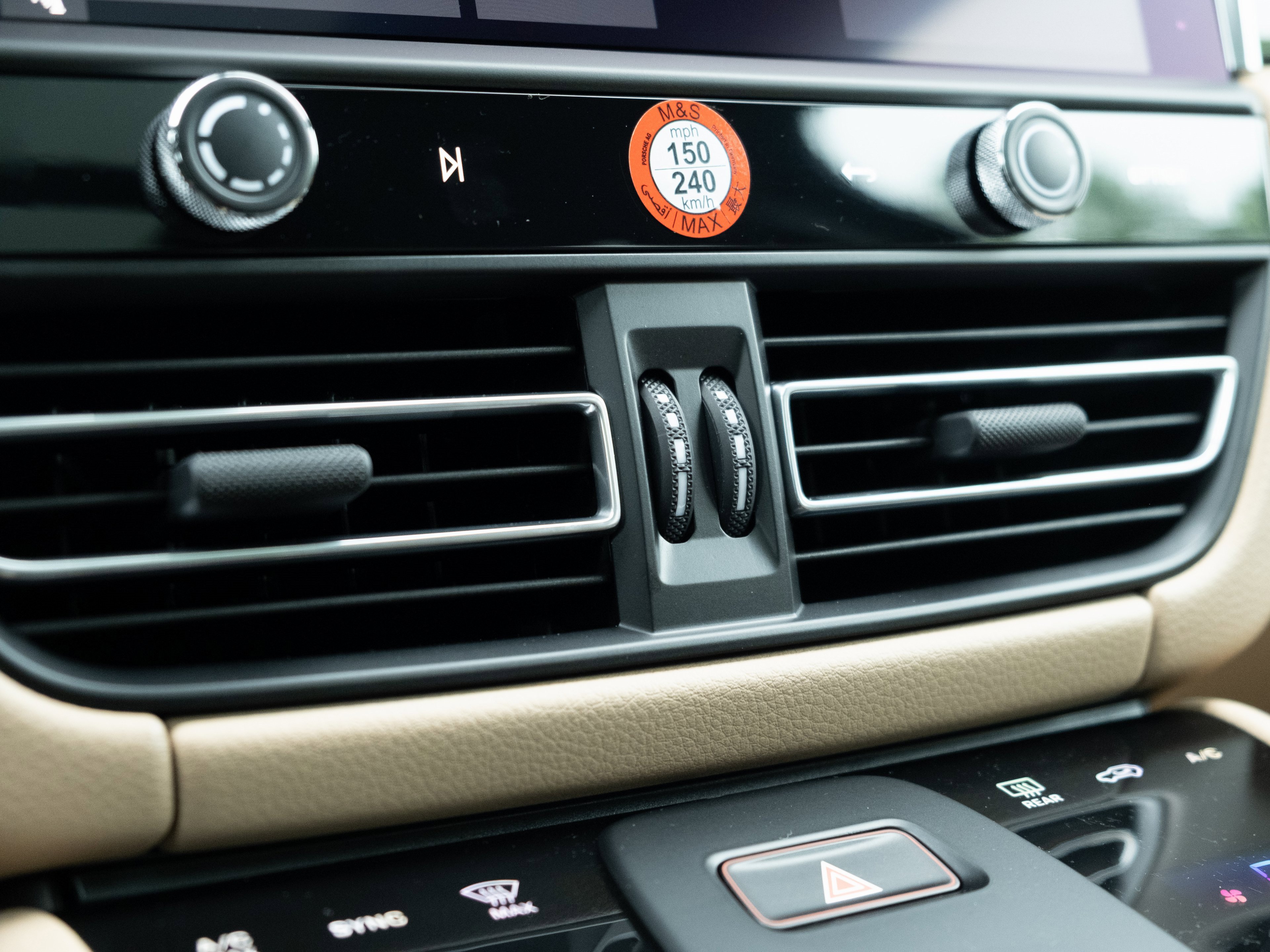 Certified 2025 Porsche Macan image 23