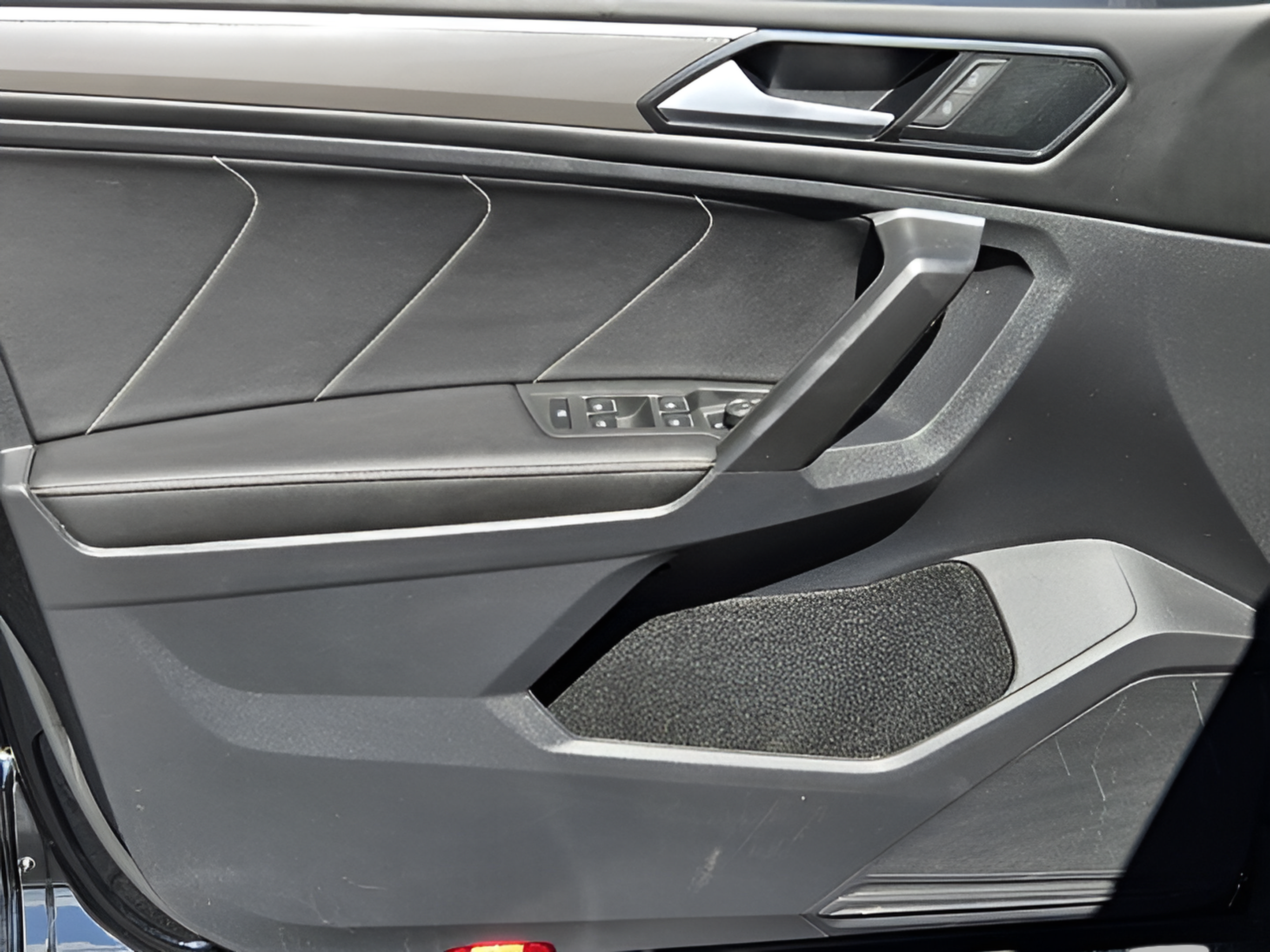 Certified 2023 Volkswagen Tiguan SE R-Line FWD image 13