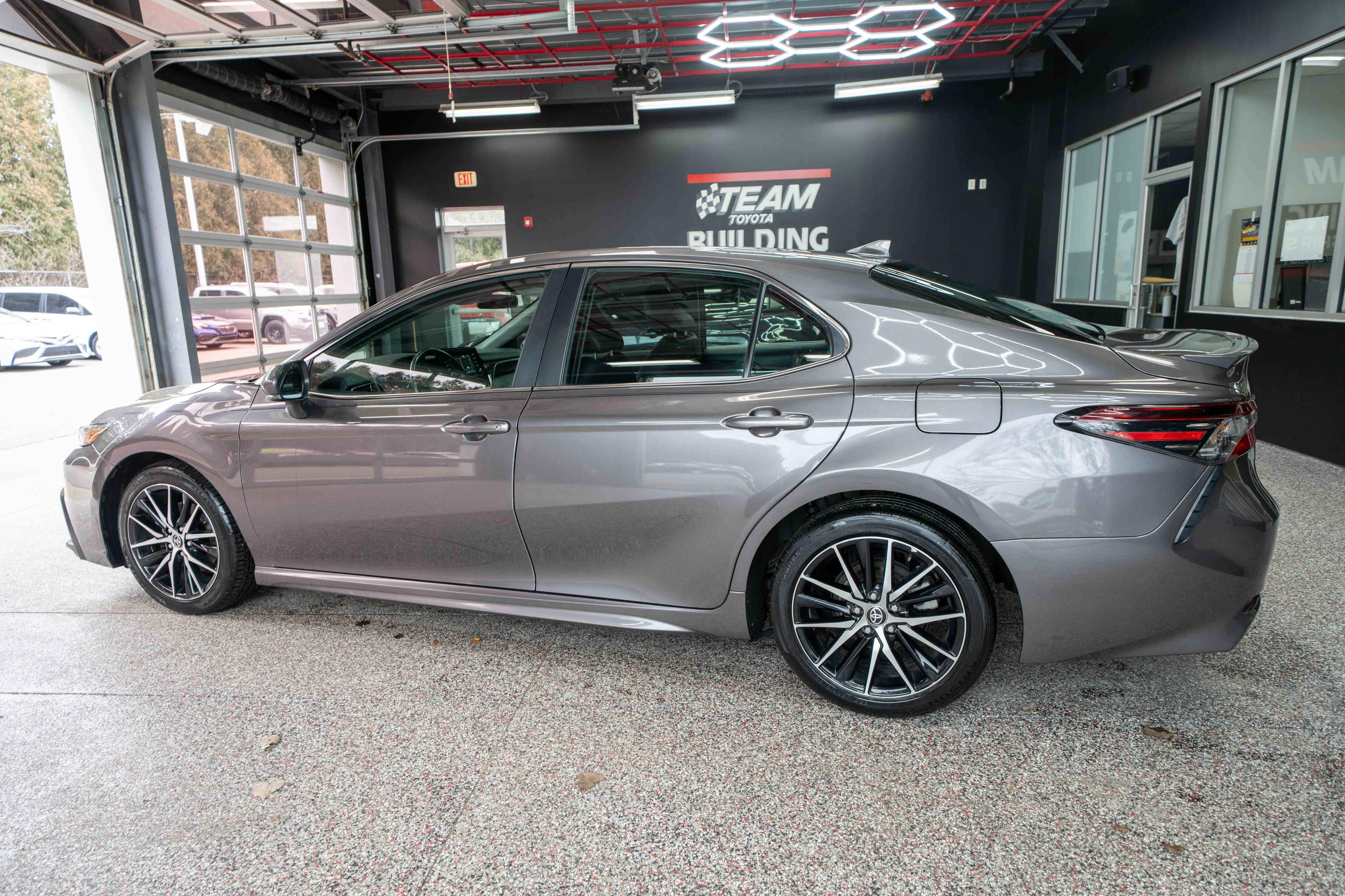 Used 2024 Toyota Camry SE image 2