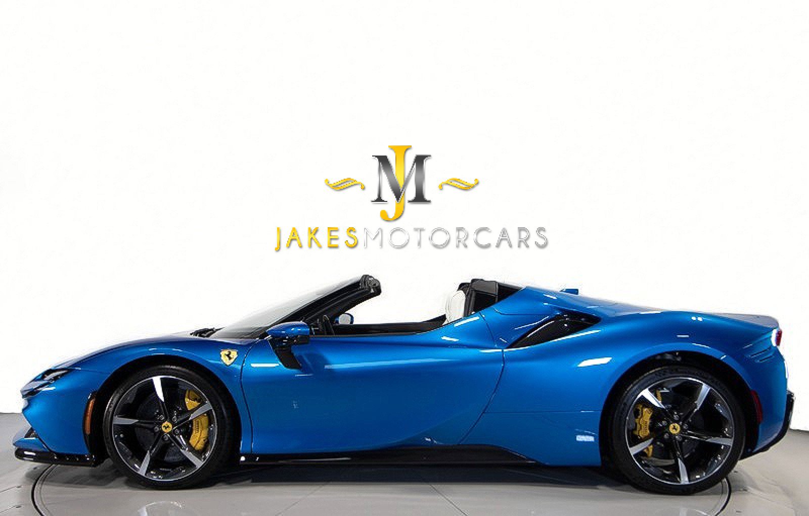Used 2024 Ferrari SF90 Spider image 2