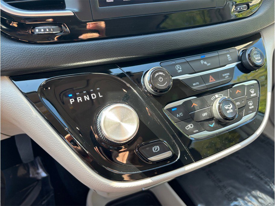 Used 2020 Chrysler Pacifica Touring-L FWD image 33