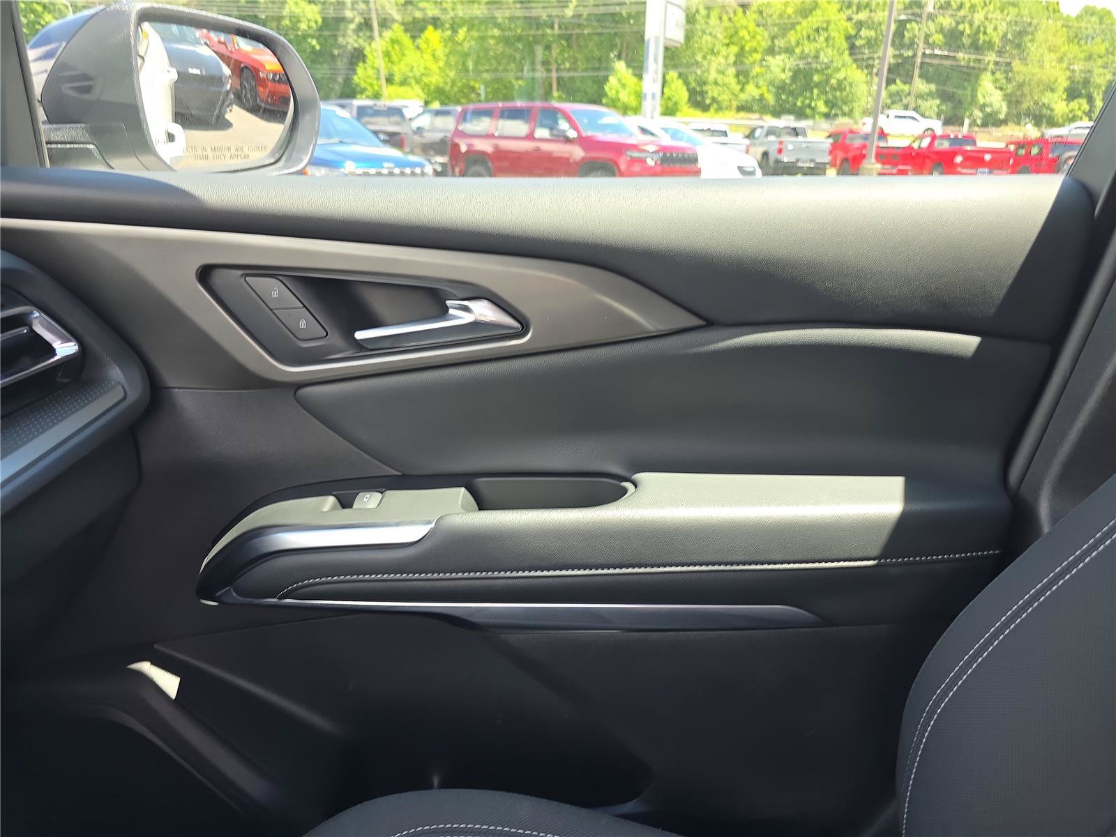 Used 2025 Chevrolet Traverse LT FWD image 23