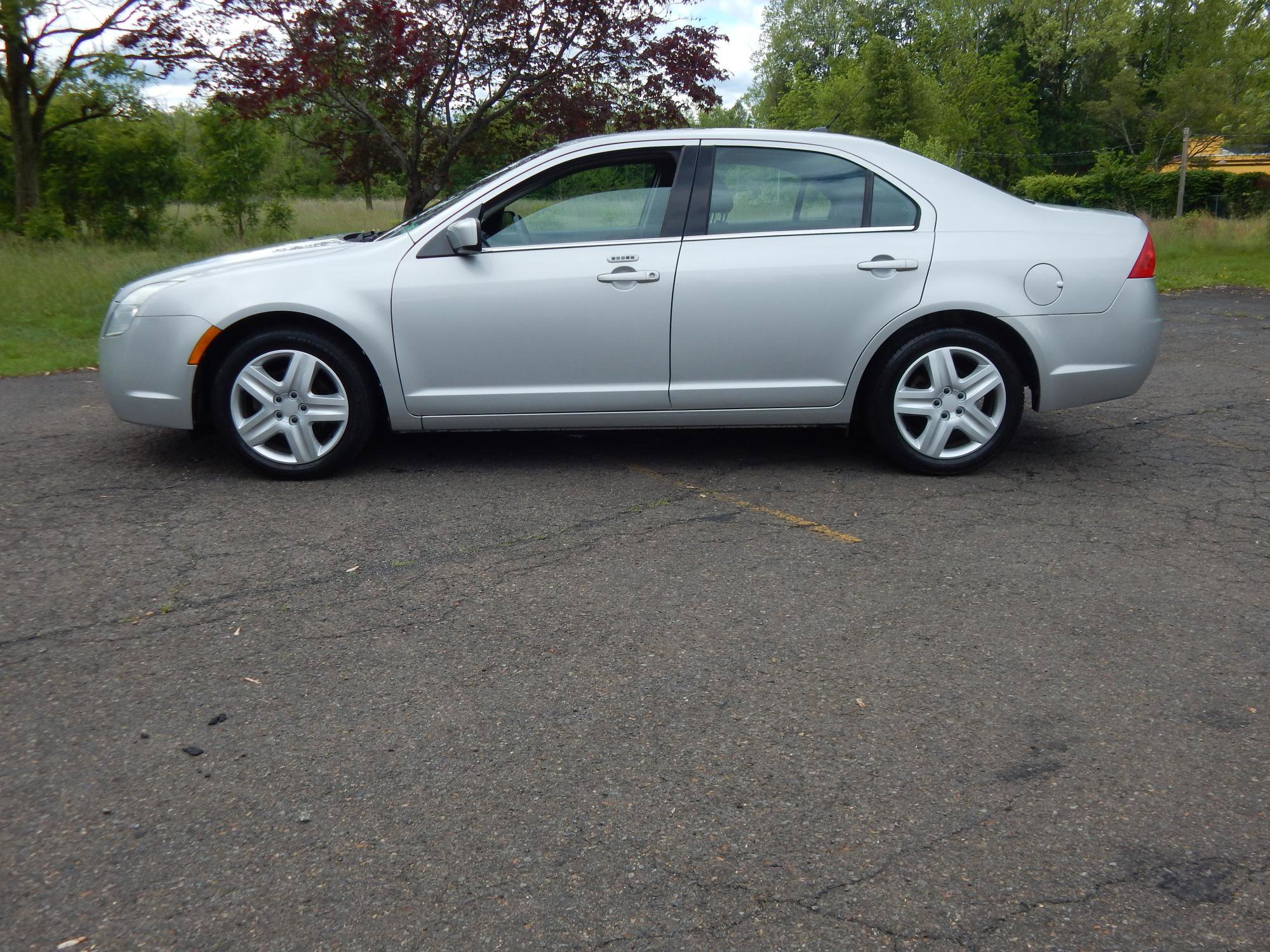 Used 2010 Mercury Milan image 2
