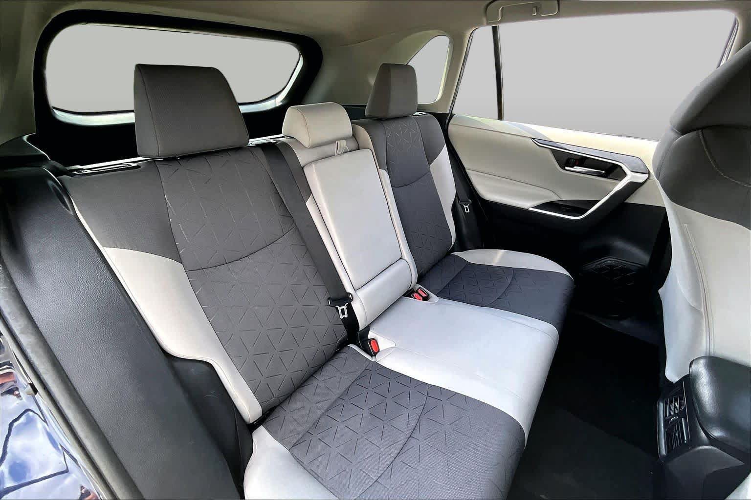 Used 2020 Toyota RAV4 XLE FWD image 18