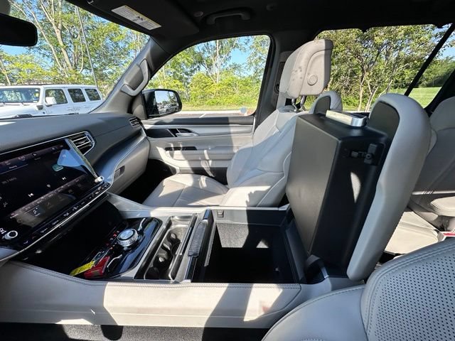 Used 2025 Jeep Wagoneer Series III w/ Premium Group I AWD/4WD image 29