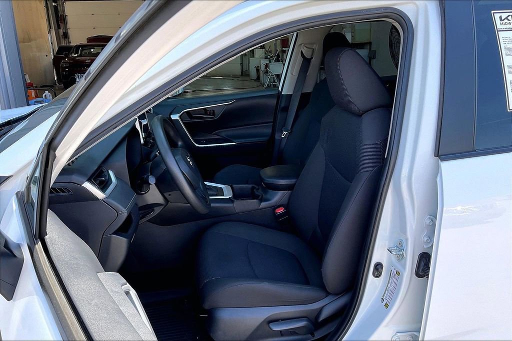 Used 2024 Toyota RAV4 LE AWD/4WD image 25