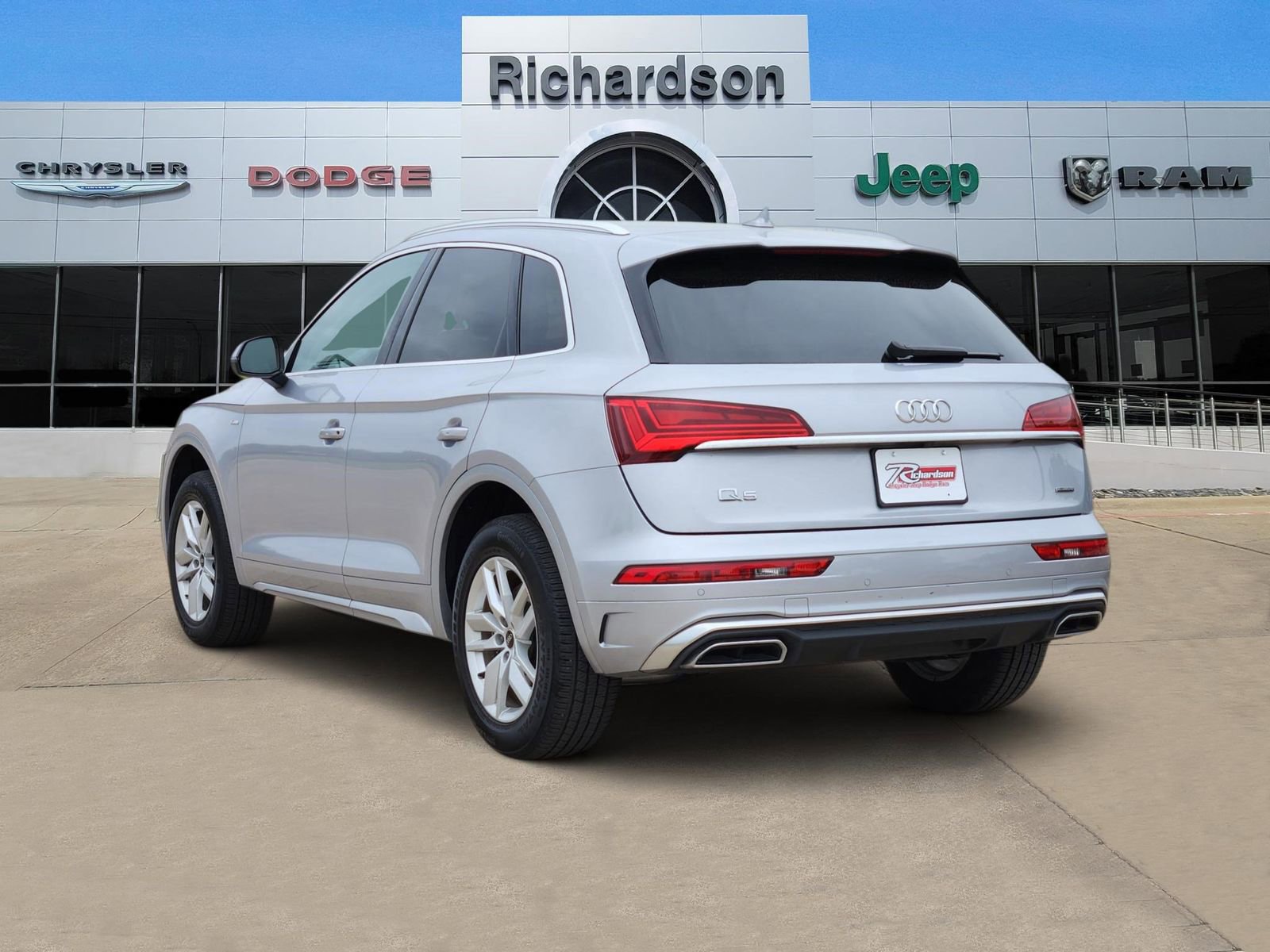 Used 2023 Audi Q5 2.0T Premium w/ Convenience Package image 3