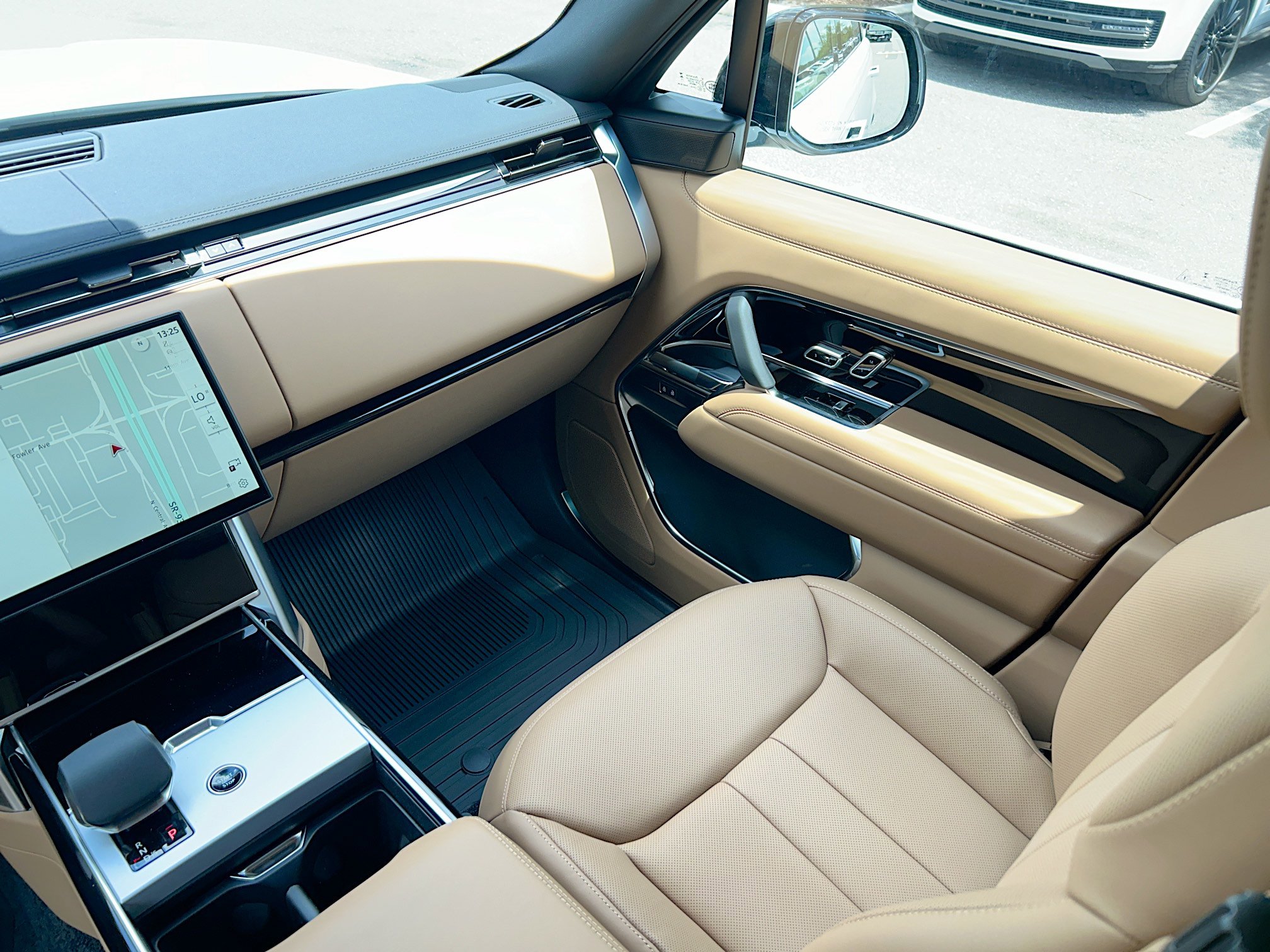 New 2025 Land Rover Range Rover SE image 14