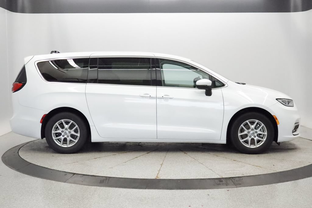 Certified 2023 Chrysler Pacifica Touring-L FWD image 8