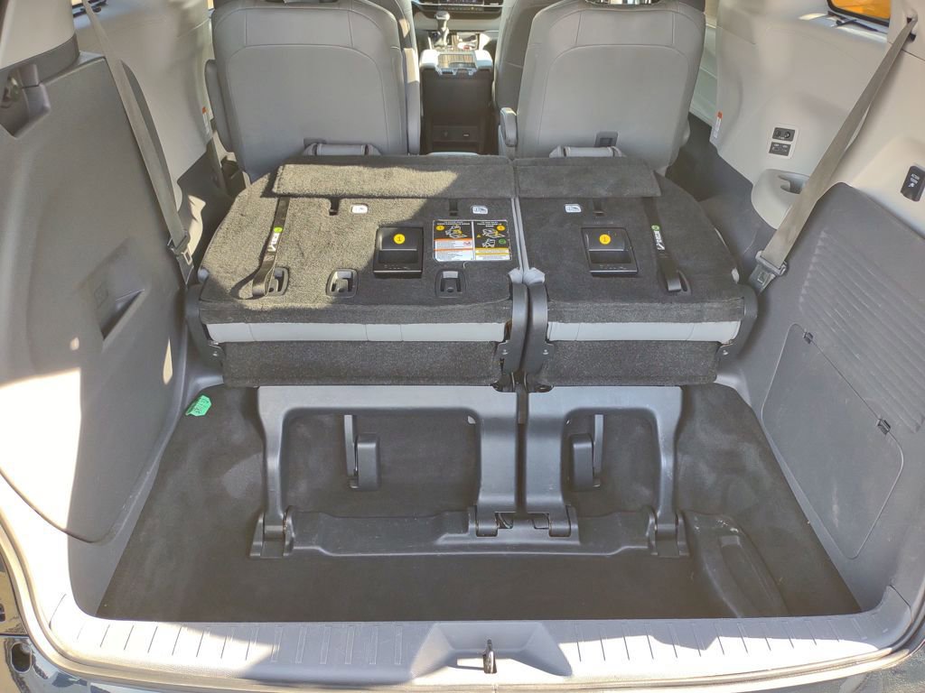 Used 2021 Toyota Sienna Limited image 25