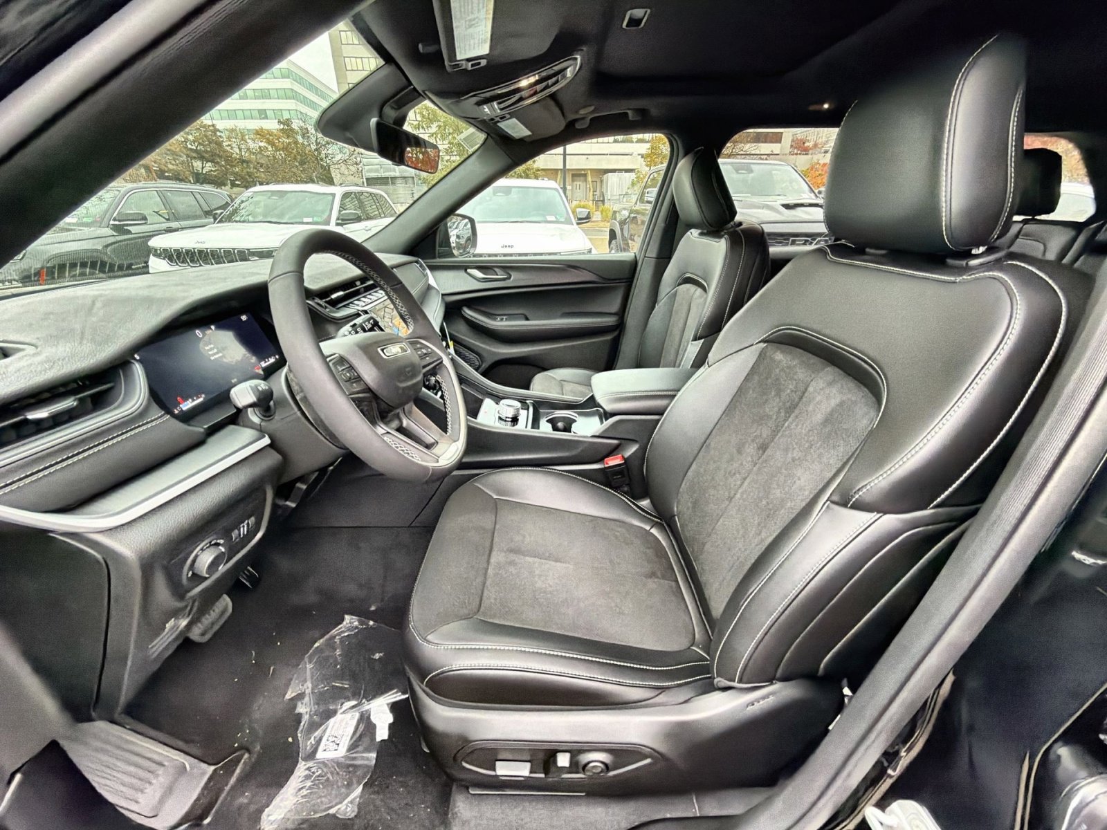 New 2025 Jeep Grand Cherokee Laredo image 13