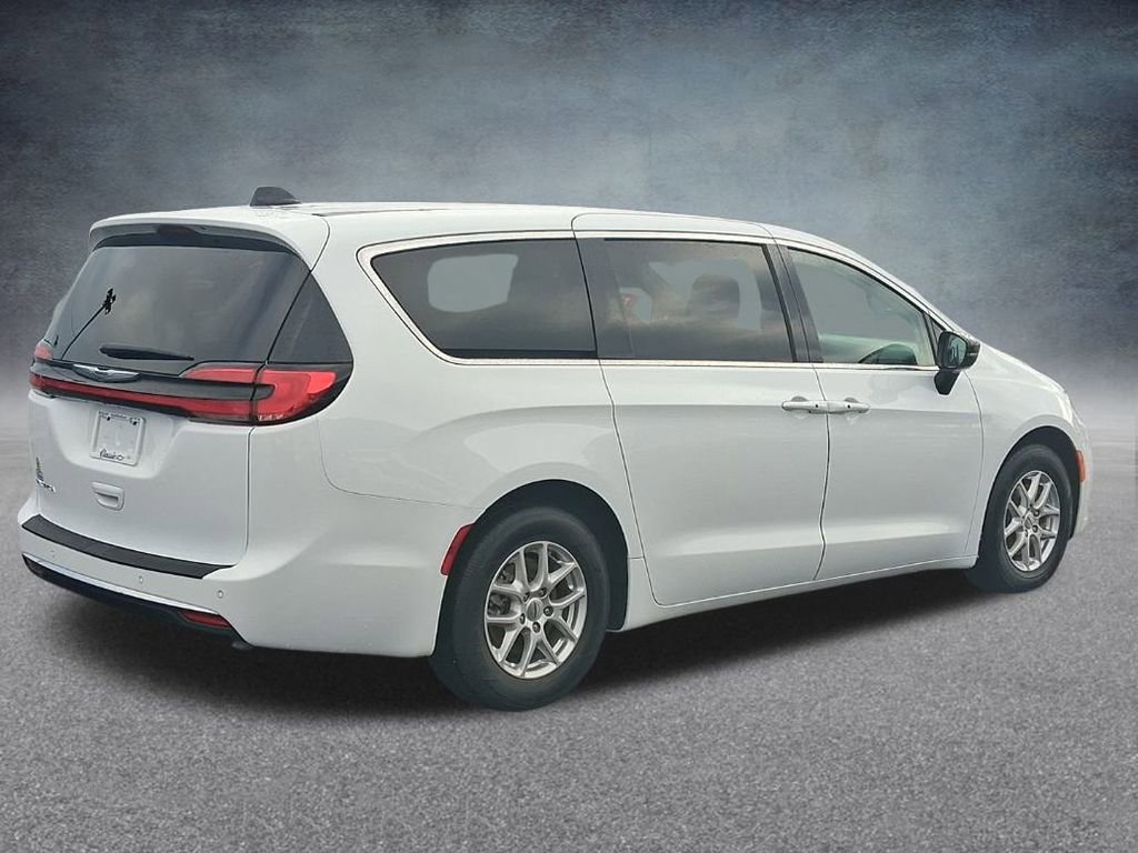 Used 2024 Chrysler Pacifica Touring-L FWD image 7