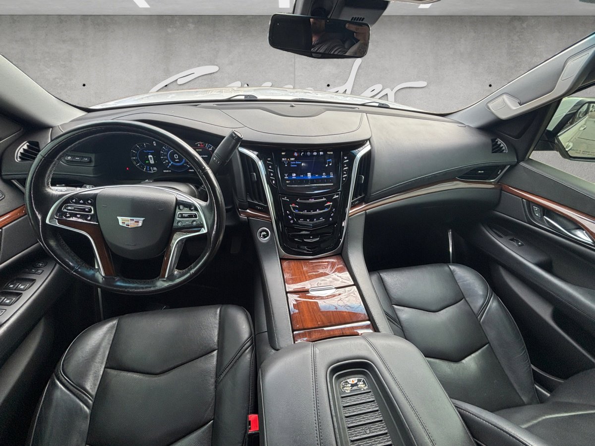 Used 2019 Cadillac Escalade Luxury image 3