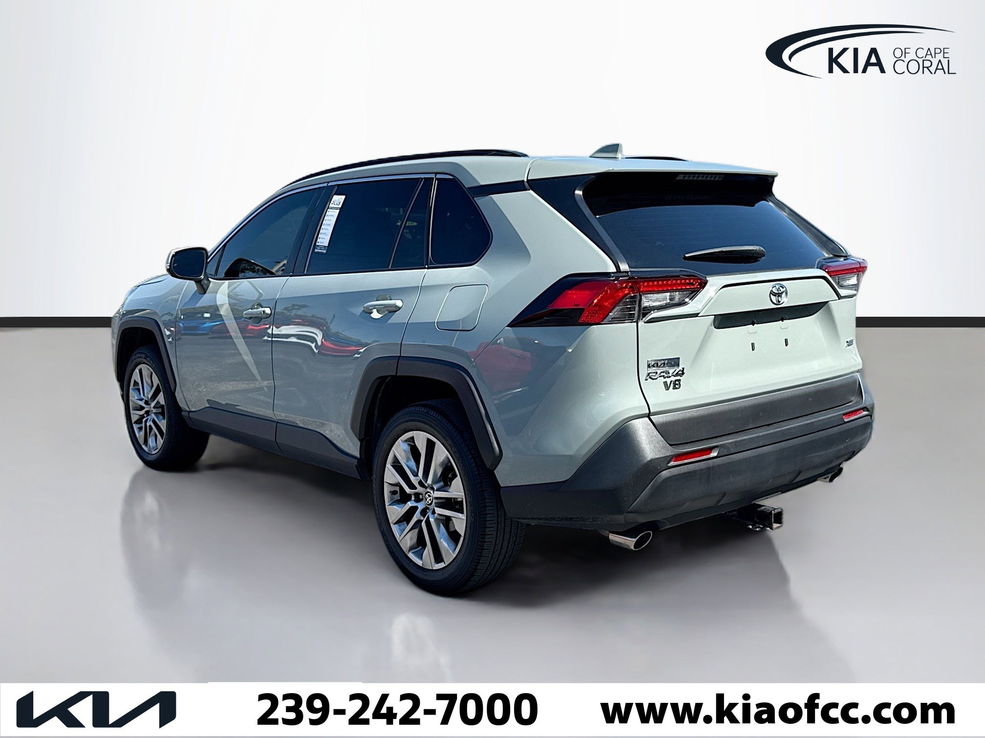 Used 2022 Toyota RAV4 XLE Premium image 3