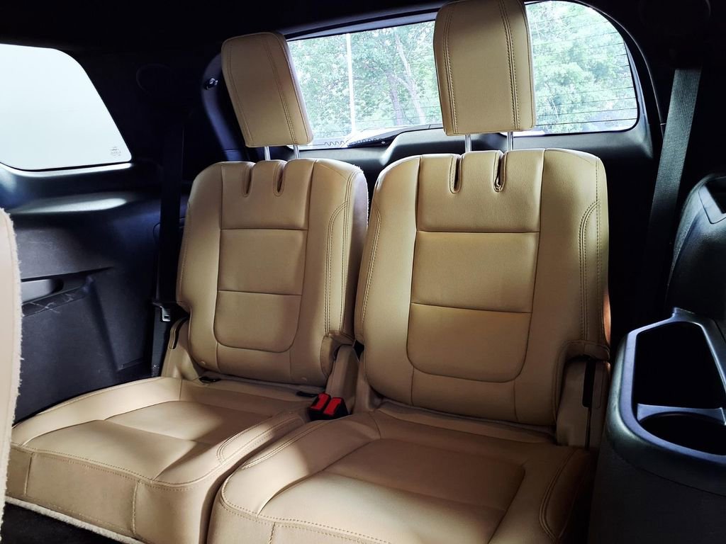 Used 2017 Ford Explorer Limited w/ Equipment Group 301A FWD image 9