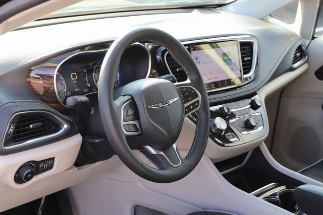 Used 2024 Chrysler Pacifica Limited FWD image 13