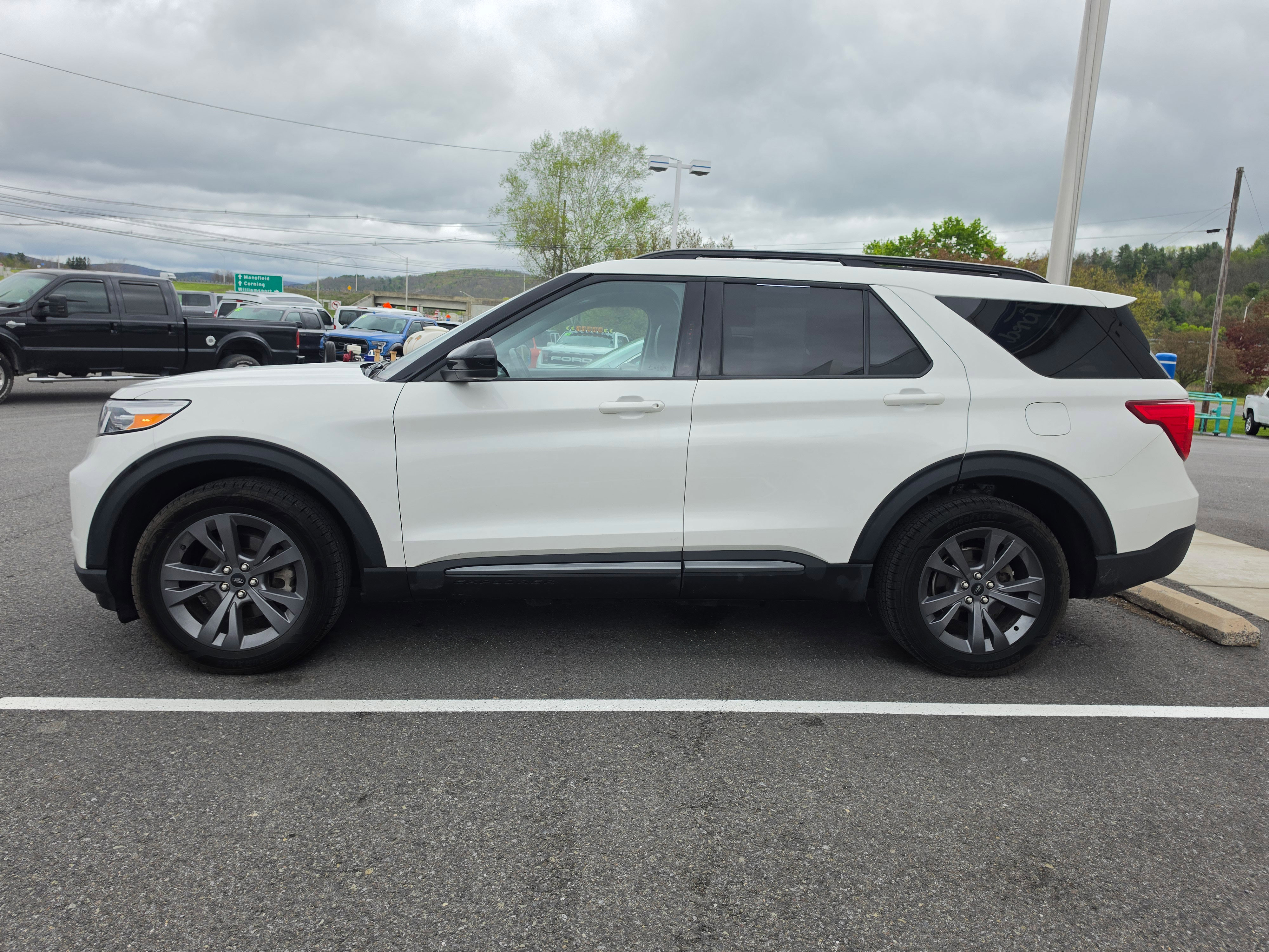 Used 2022 Ford Explorer XLT w/ Equipment Group 202A AWD/4WD image 6