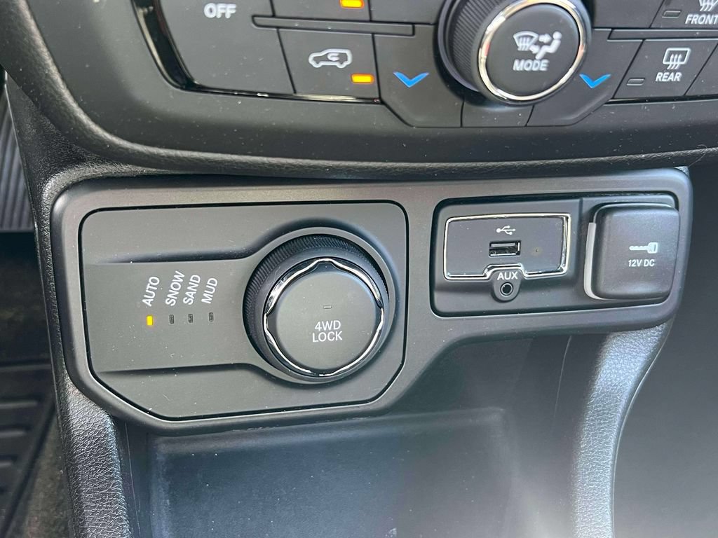 Used 2018 Jeep Renegade Latitude w/ Cold Weather Group AWD/4WD image 31