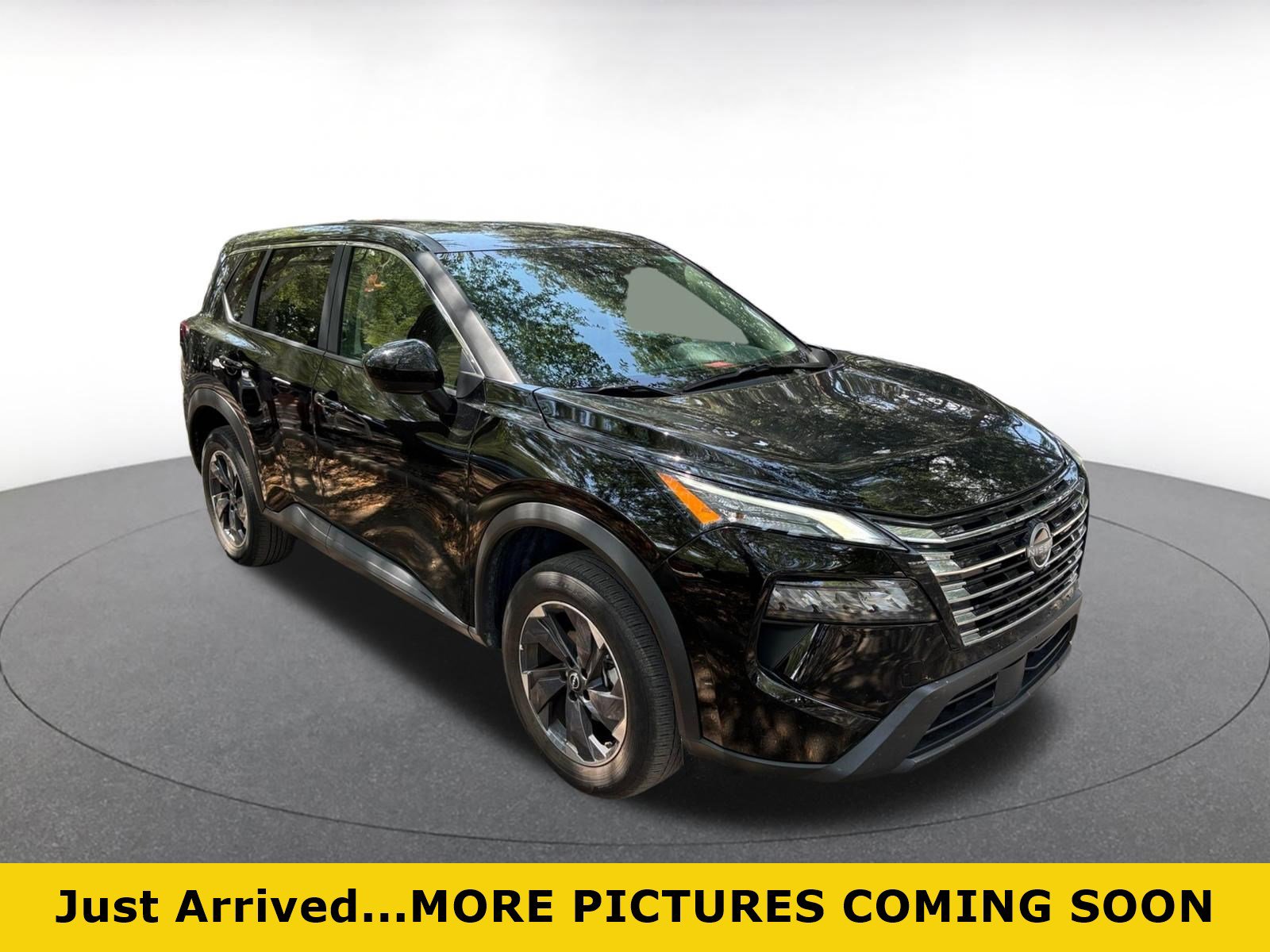 Used 2025 Nissan Rogue SV FWD image 1