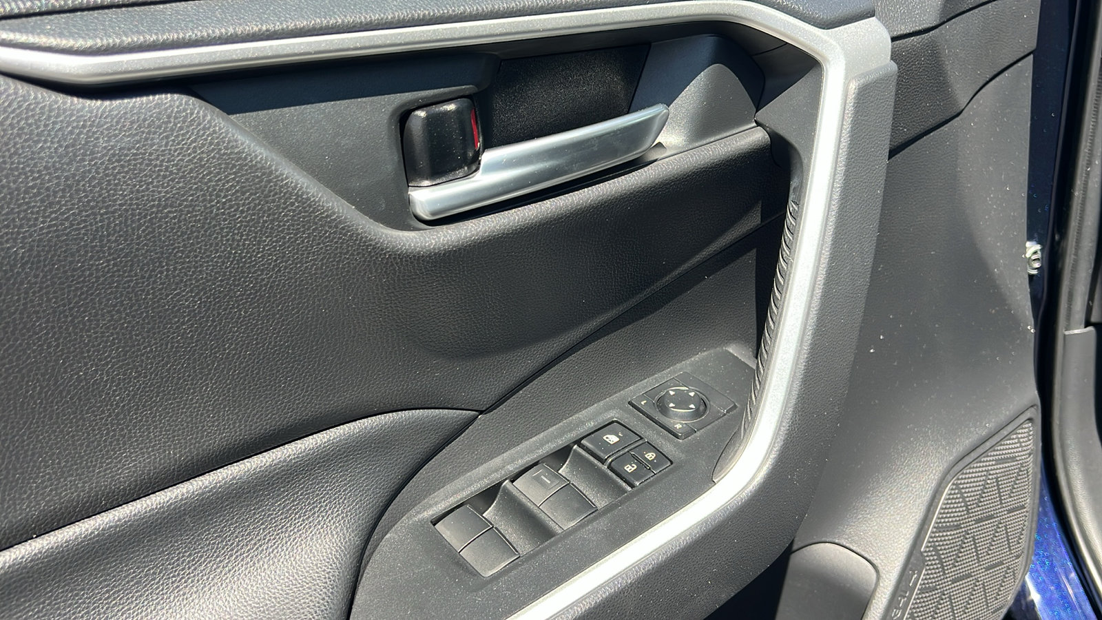 Used 2021 Toyota RAV4 XLE w/ Convenience Package AWD/4WD image 16