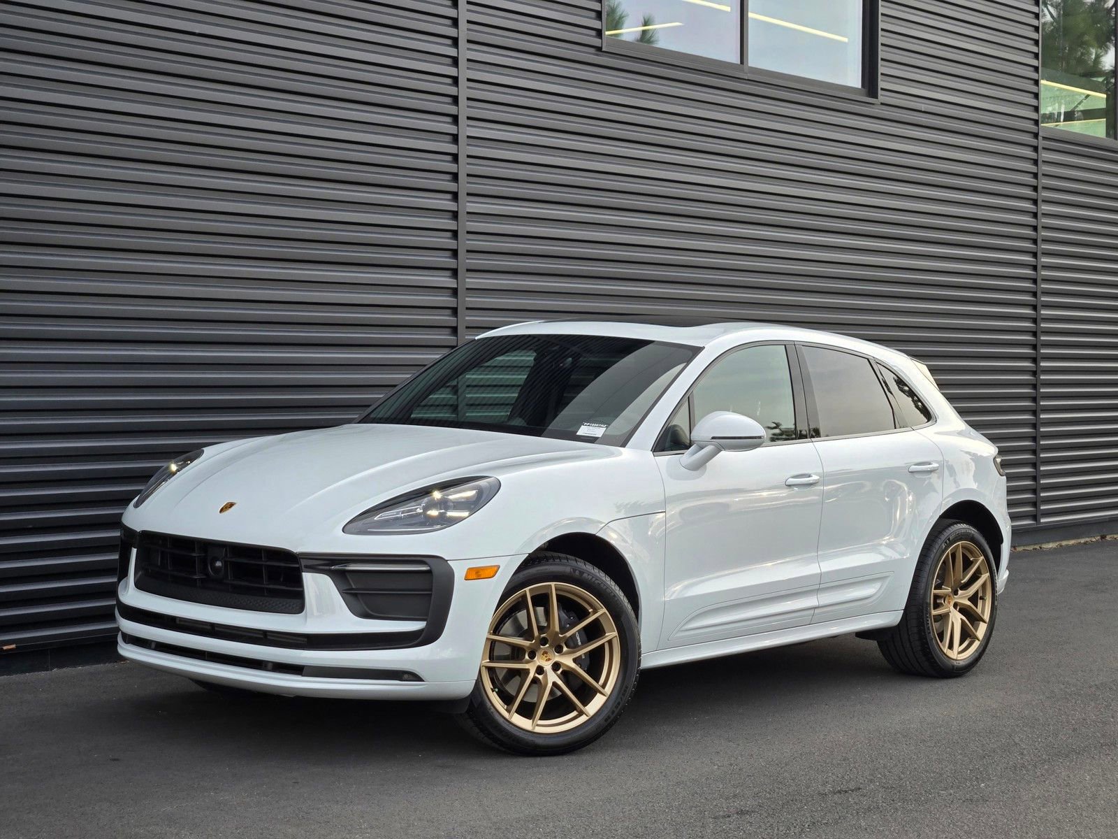 Used 2025 Porsche Macan AWD/4WD image 1