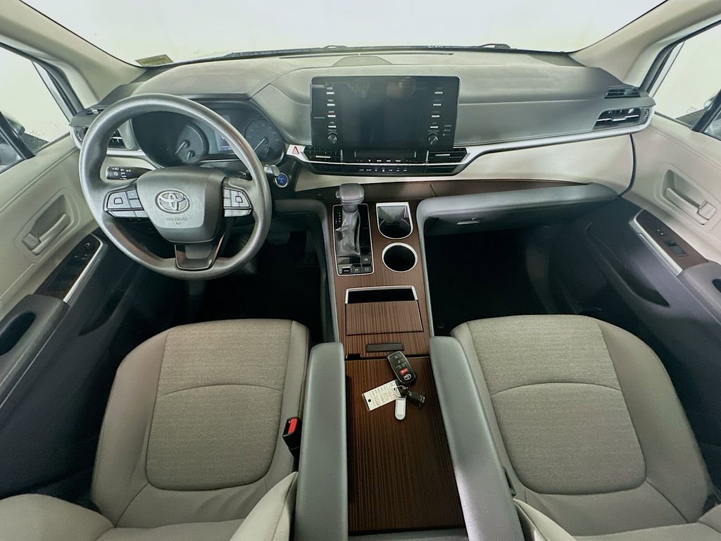 Used 2024 Toyota Sienna LE image 10