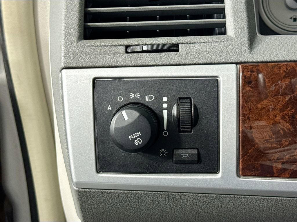 Used 2009 Chrysler Town & Country Touring image 10