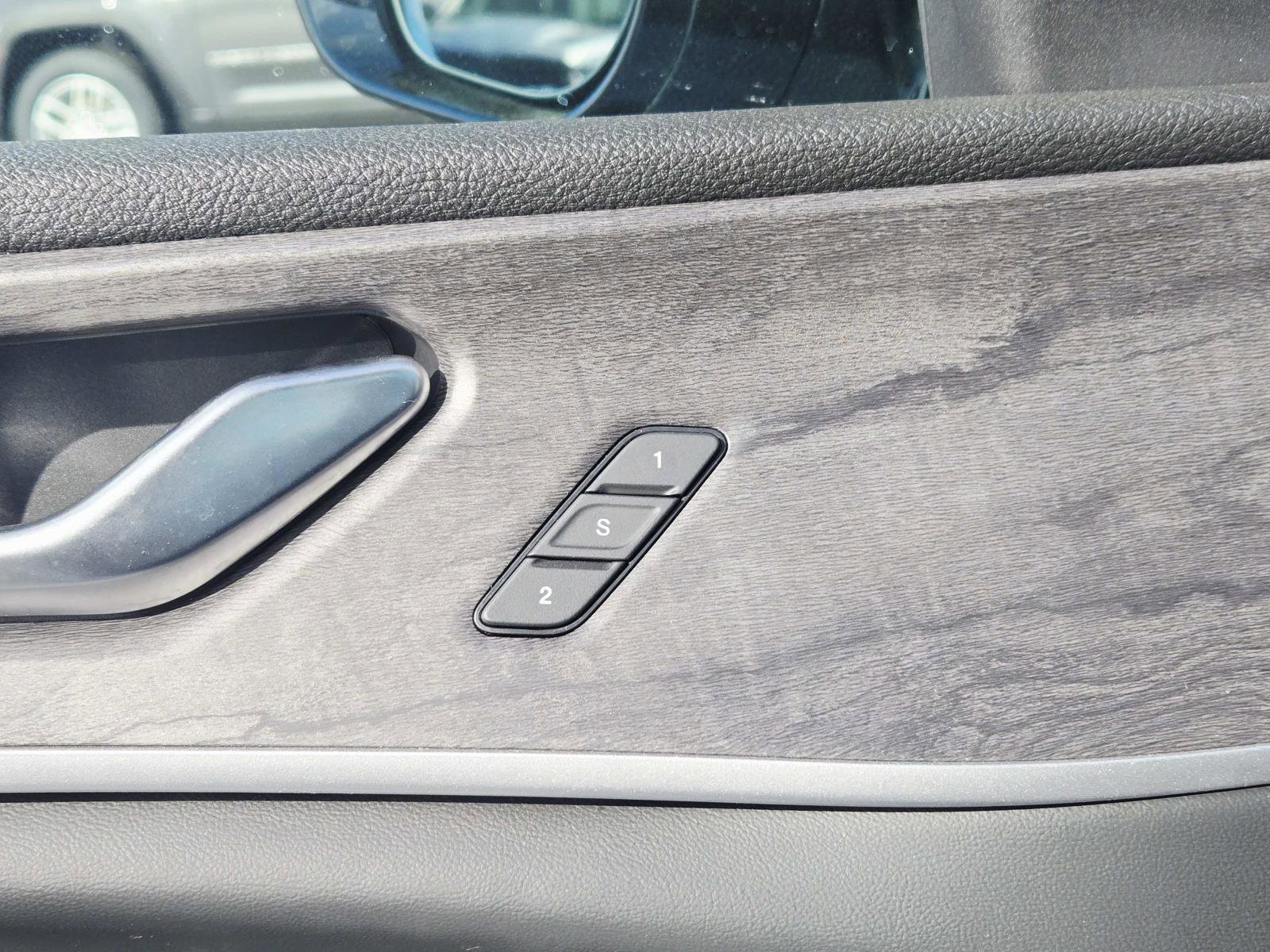 Used 2024 Jeep Grand Cherokee Limited w/ Luxury Tech Group II image 38