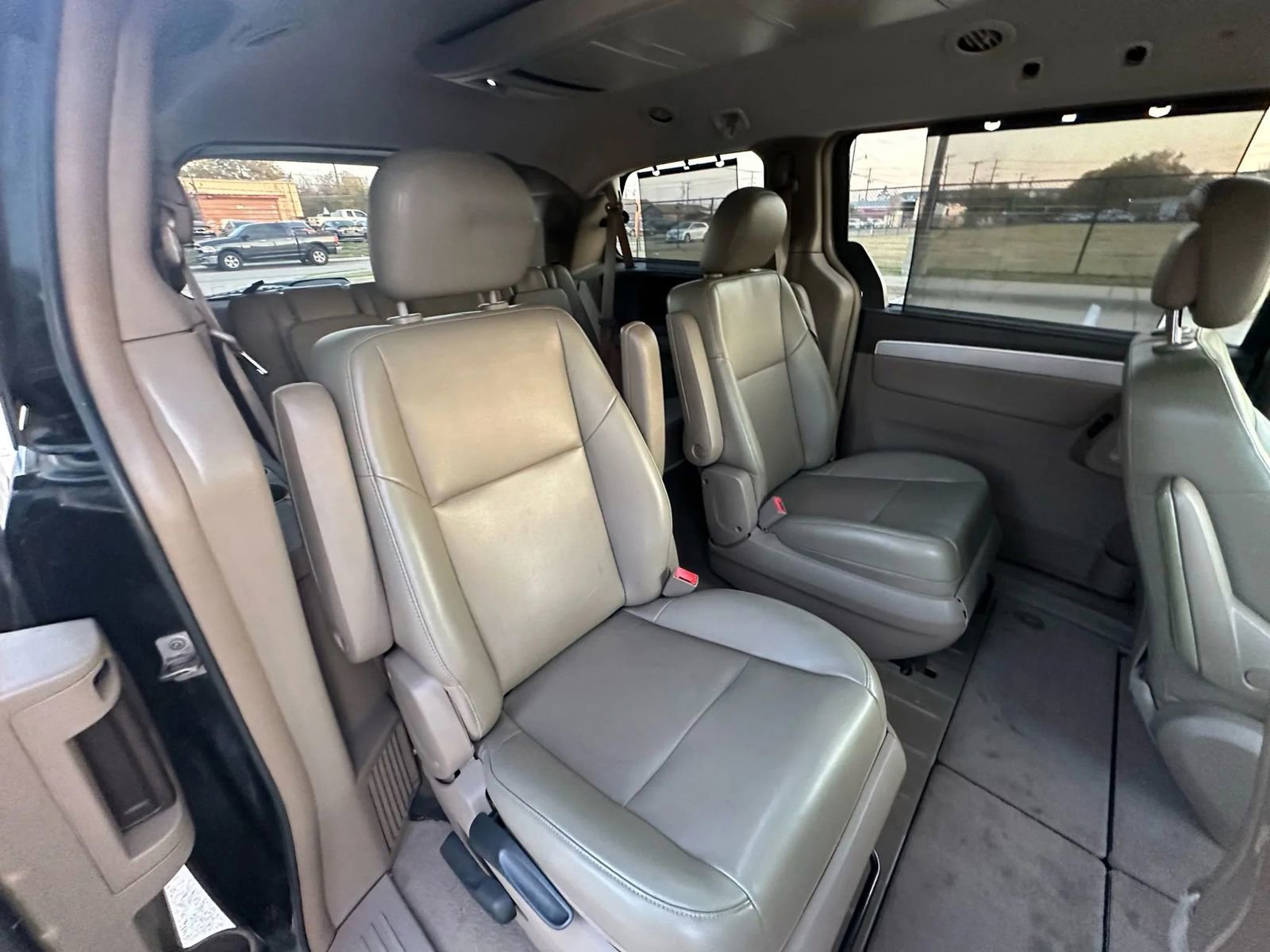 Used 2011 Volkswagen Routan SE image 20