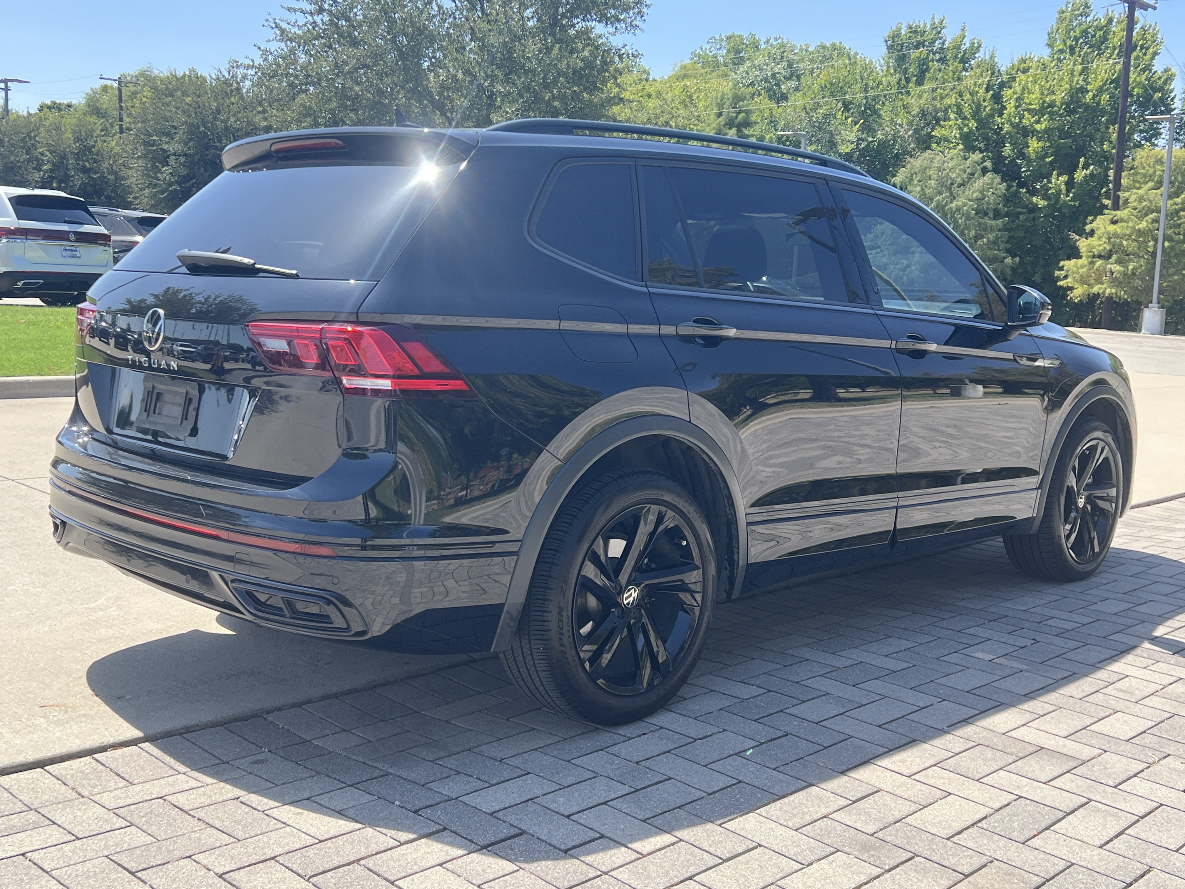 Used 2023 Volkswagen Tiguan SE R-Line FWD image 9
