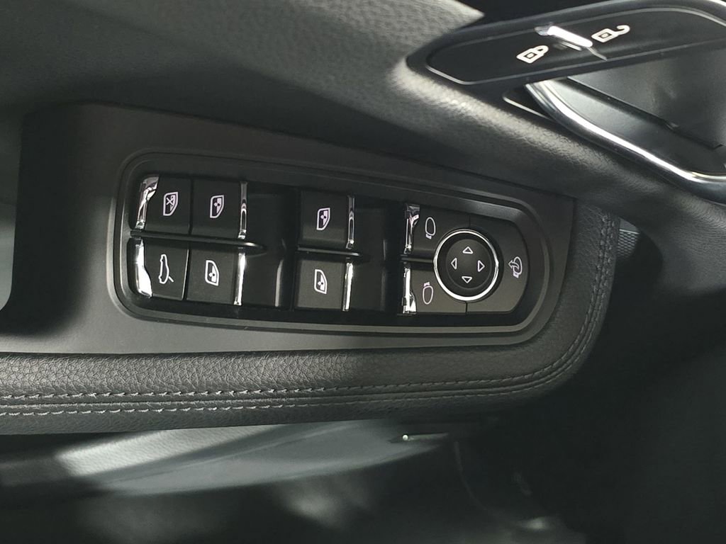 Certified 2026 Porsche Macan AWD/4WD image 21