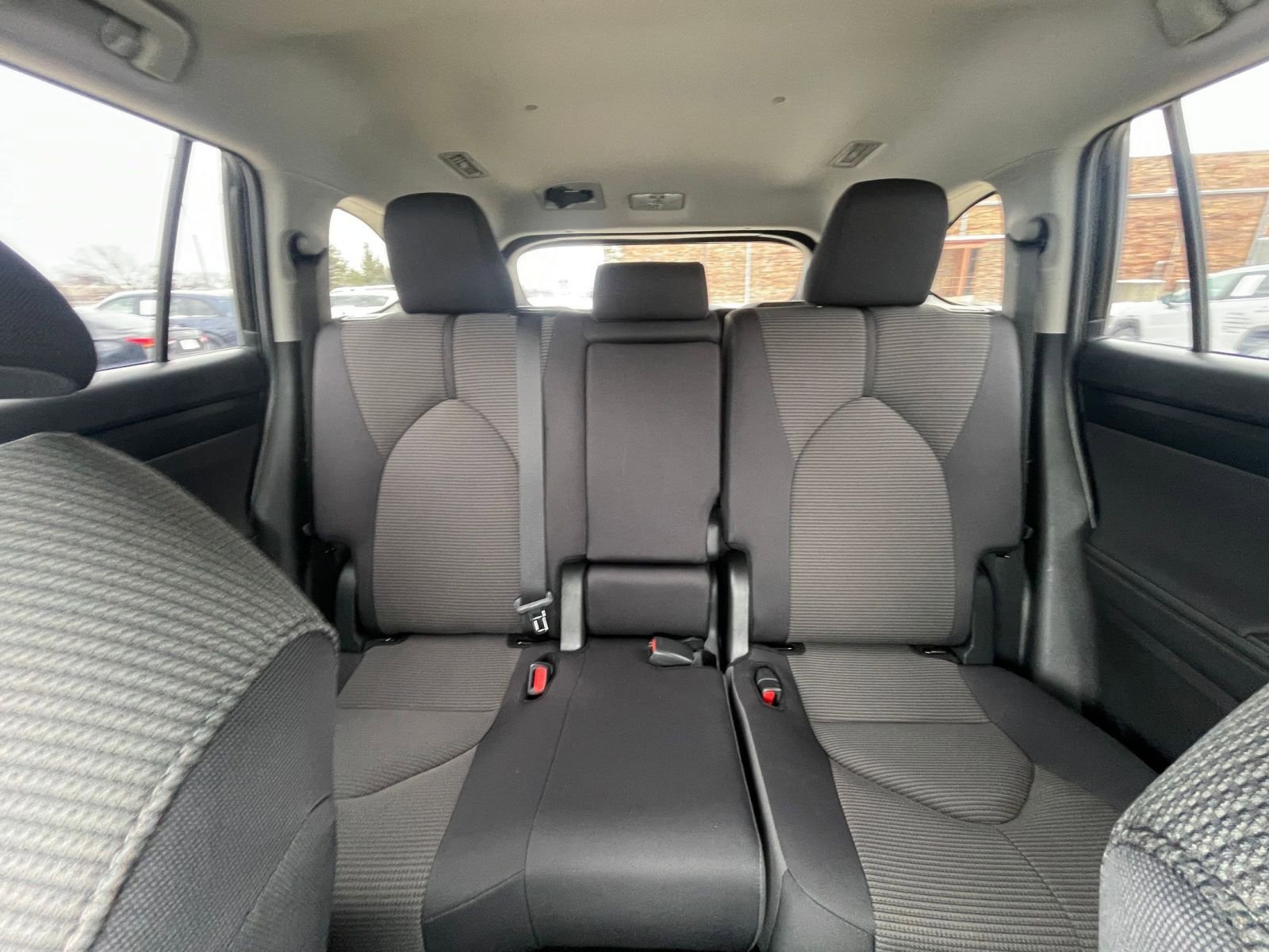 Used 2025 Toyota Highlander LE image 40