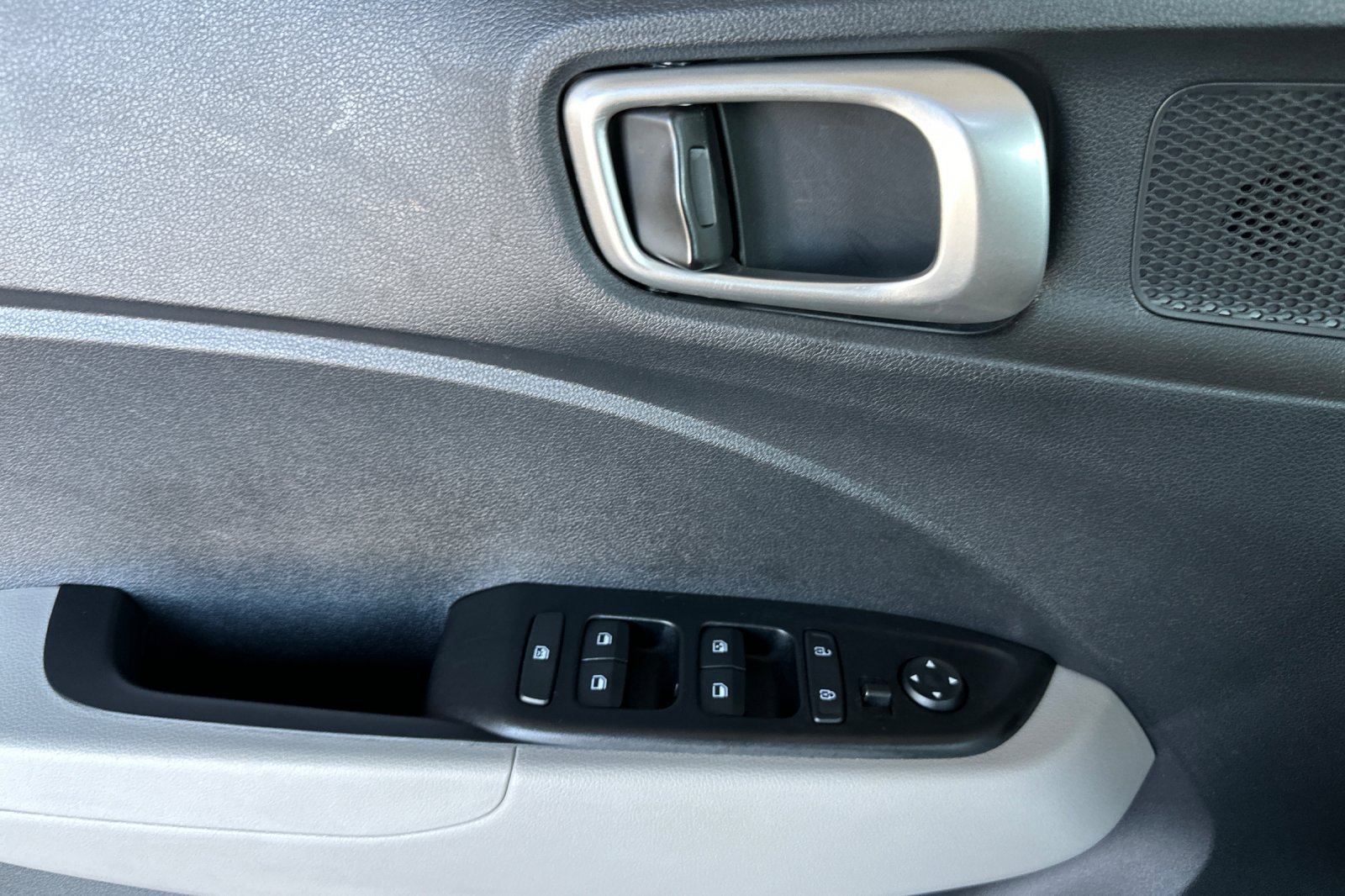 Certified 2025 Hyundai Venue SEL FWD image 11