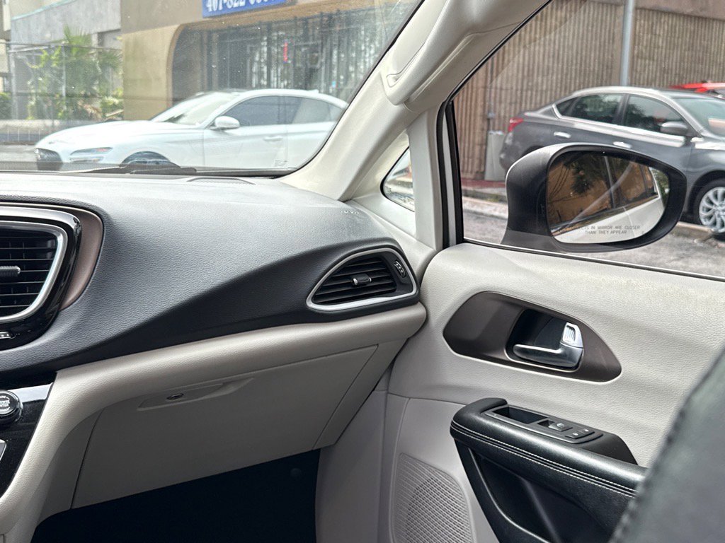 Used 2020 Chrysler Voyager Lxi image 18