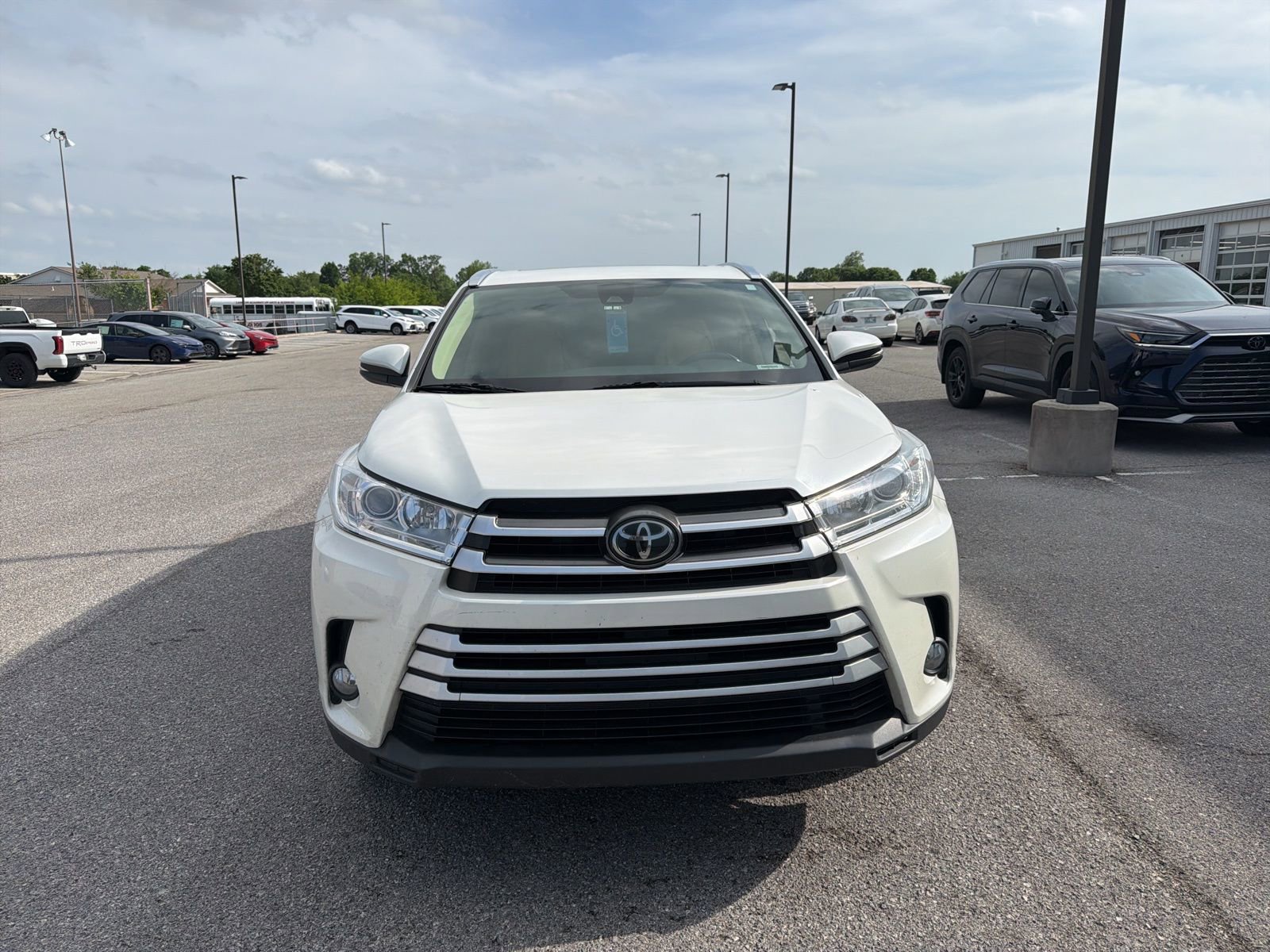 Used 2017 Toyota Highlander XLE FWD image 2