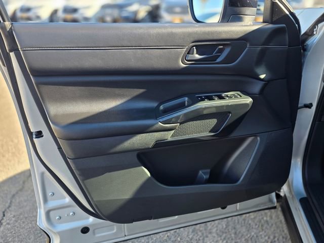 Used 2023 Nissan Pathfinder S image 18