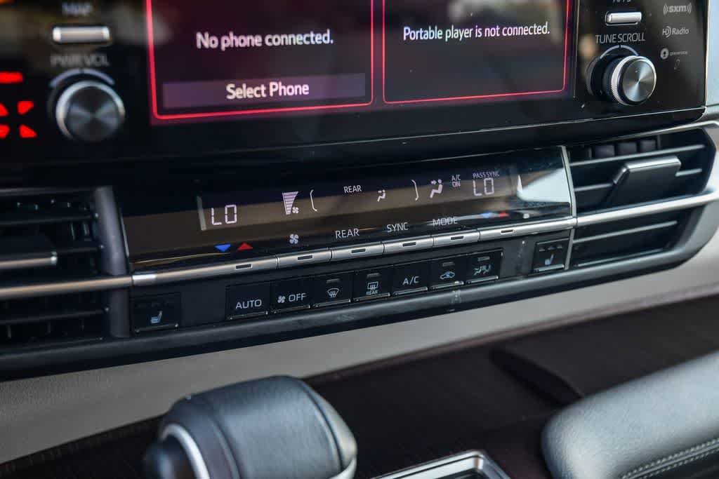 Used 2023 Toyota Sienna XLE FWD image 21