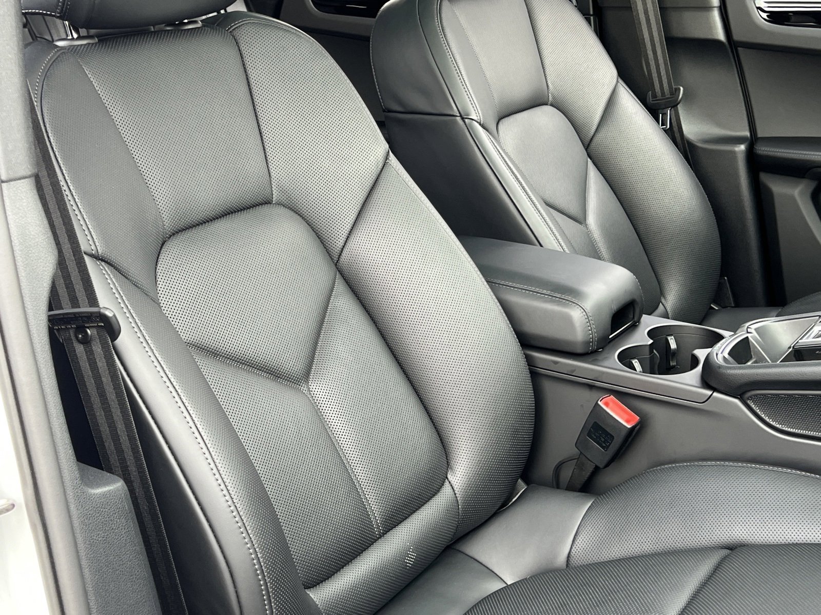 Certified 2025 Porsche Macan Turbo image 16