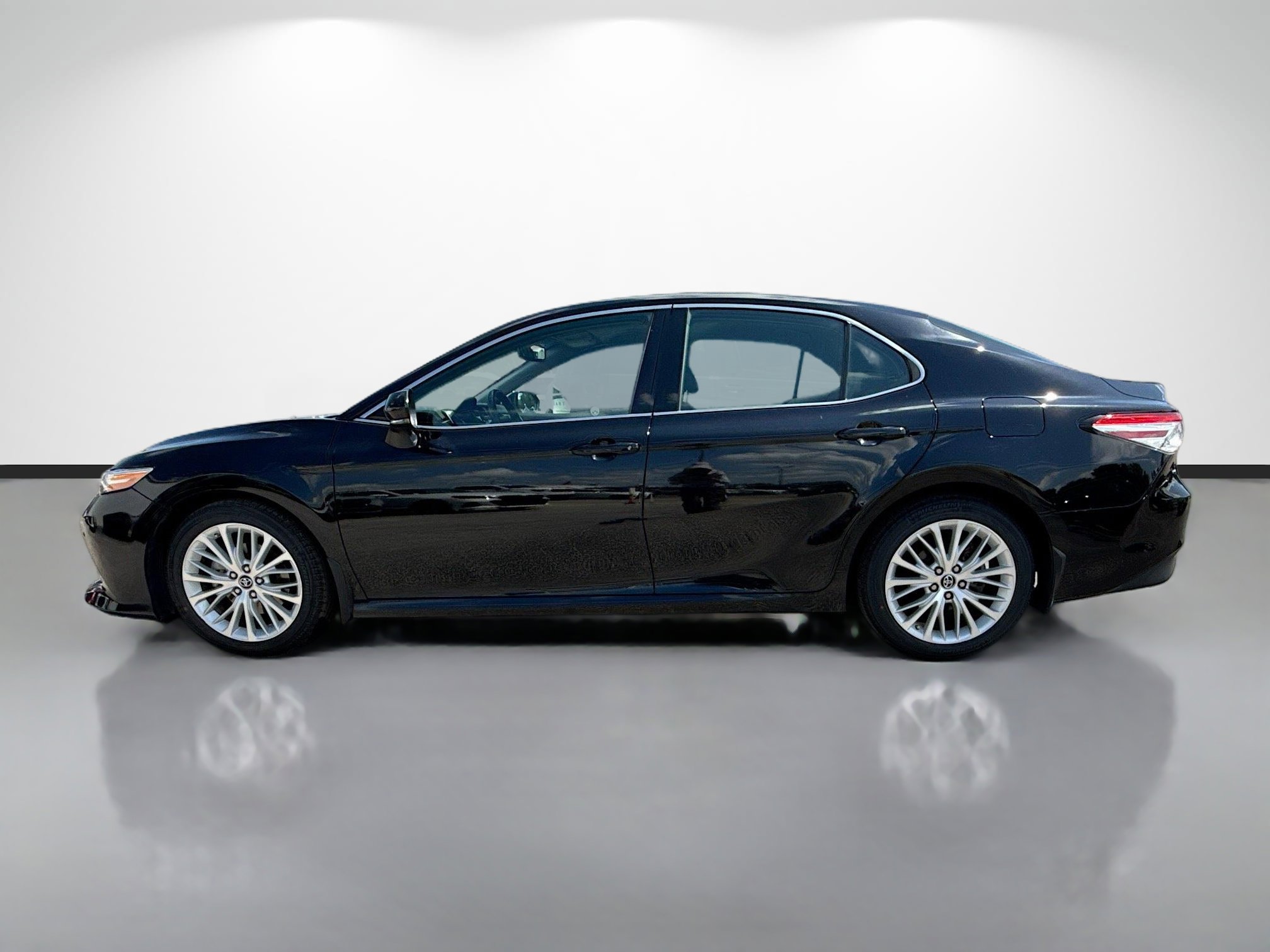 Used 2018 Toyota Camry XLE FWD image 6