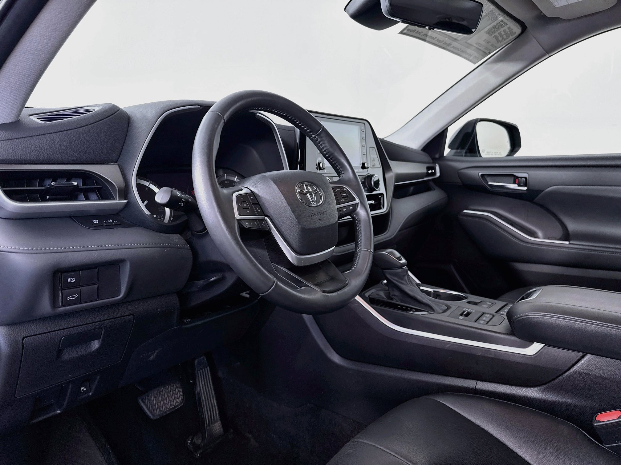 Used 2022 Toyota Highlander XLE AWD/4WD image 9
