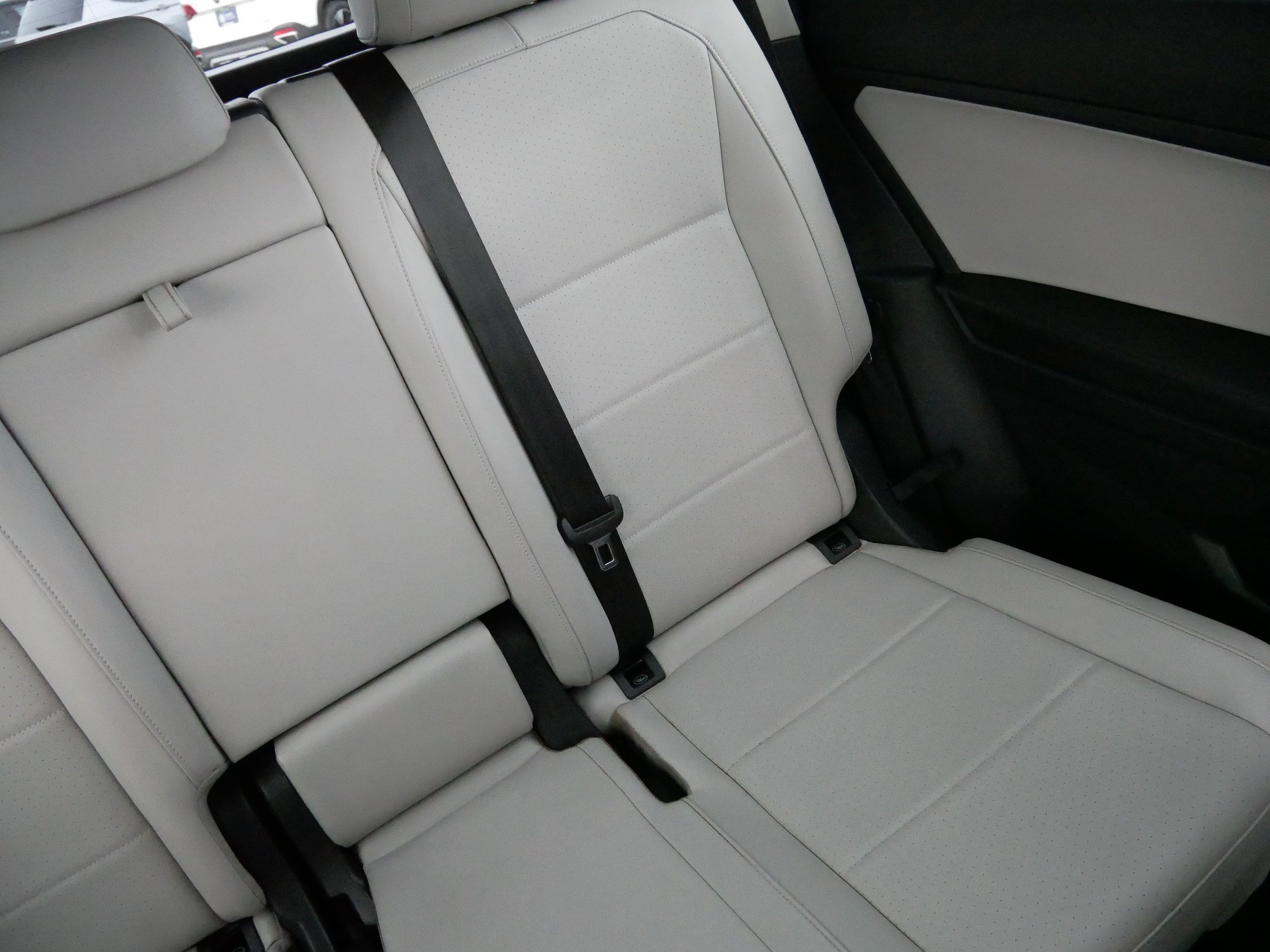 Used 2021 Volkswagen Tiguan SE w/ Panoramic Sunroof Package image 14