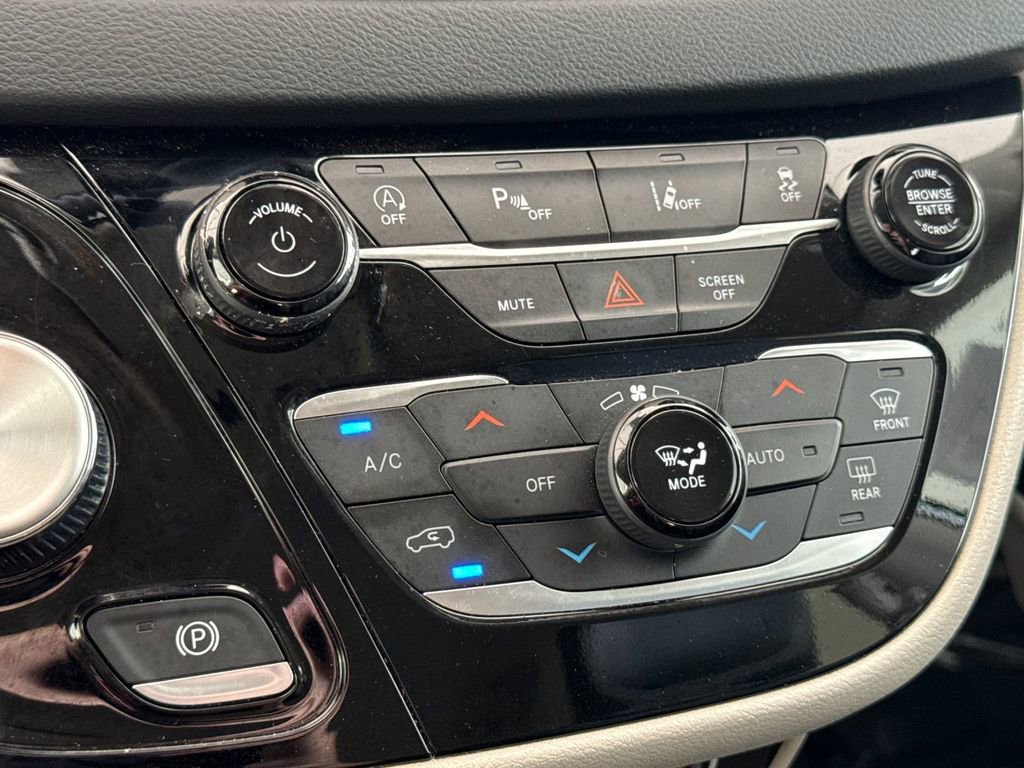 Used 2023 Chrysler Pacifica Touring-L FWD image 20