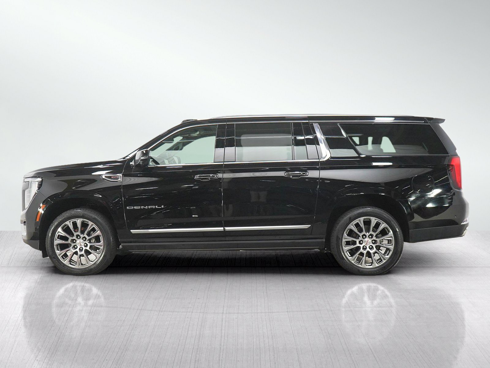 Used 2025 GMC Yukon XL Denali w/ Sun & Power Step Package AWD/4WD image 2
