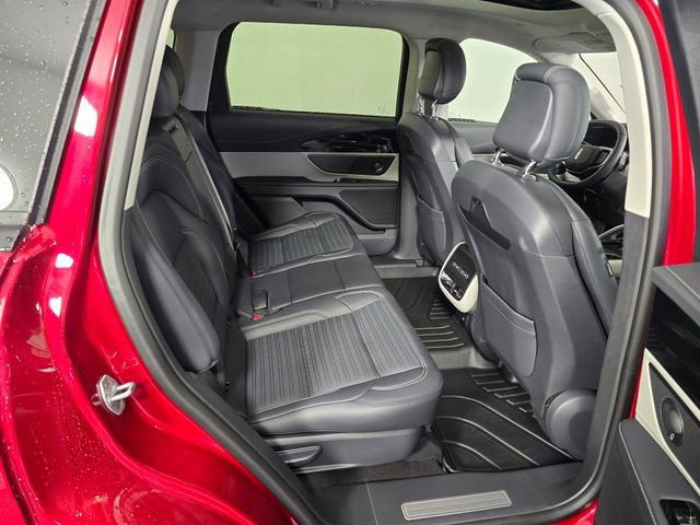 Used 2025 Lincoln Nautilus Reserve image 12