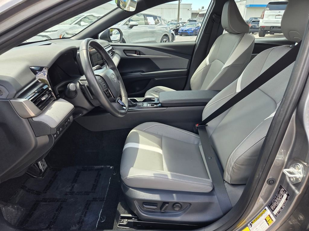 Used 2025 Toyota Camry SE FWD image 4