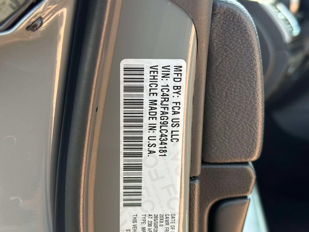 Used 2020 Jeep Grand Cherokee Altitude AWD/4WD image 28