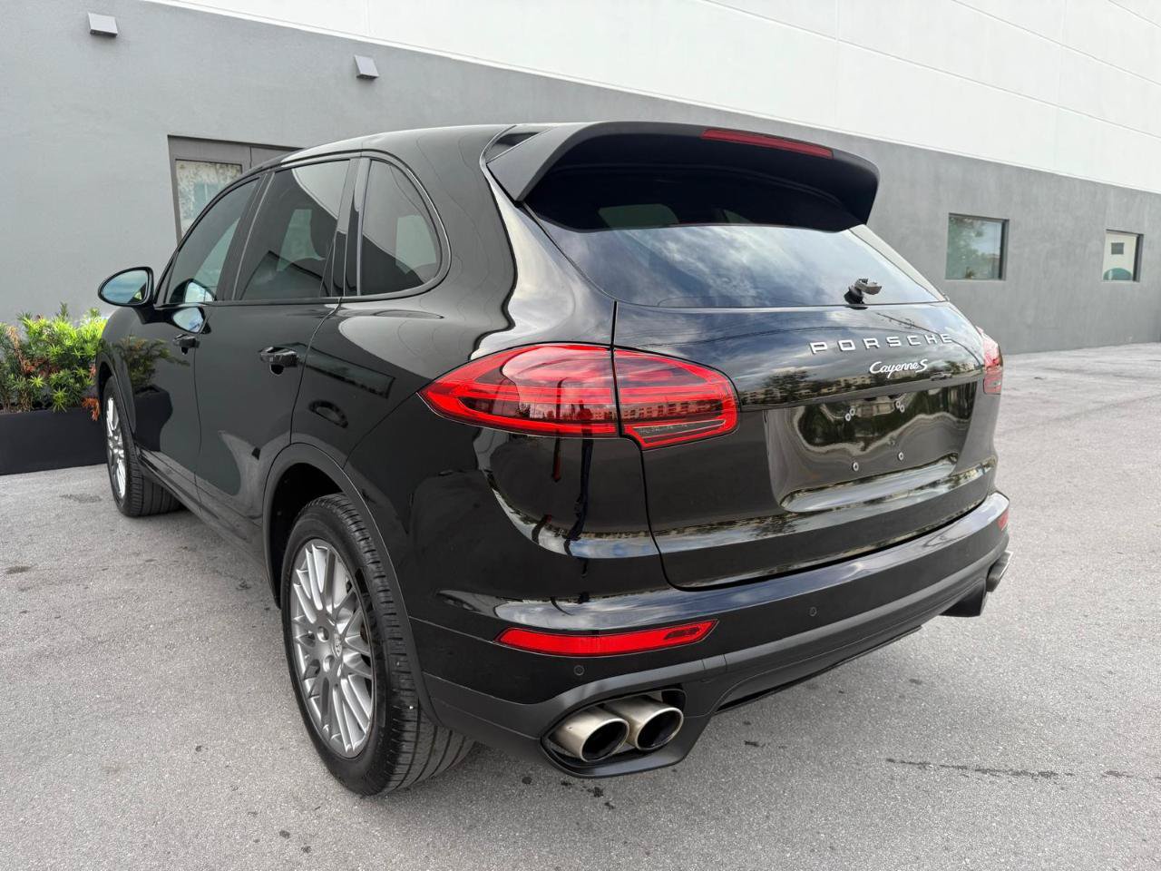 Used 2016 Porsche Cayenne S AWD/4WD image 2