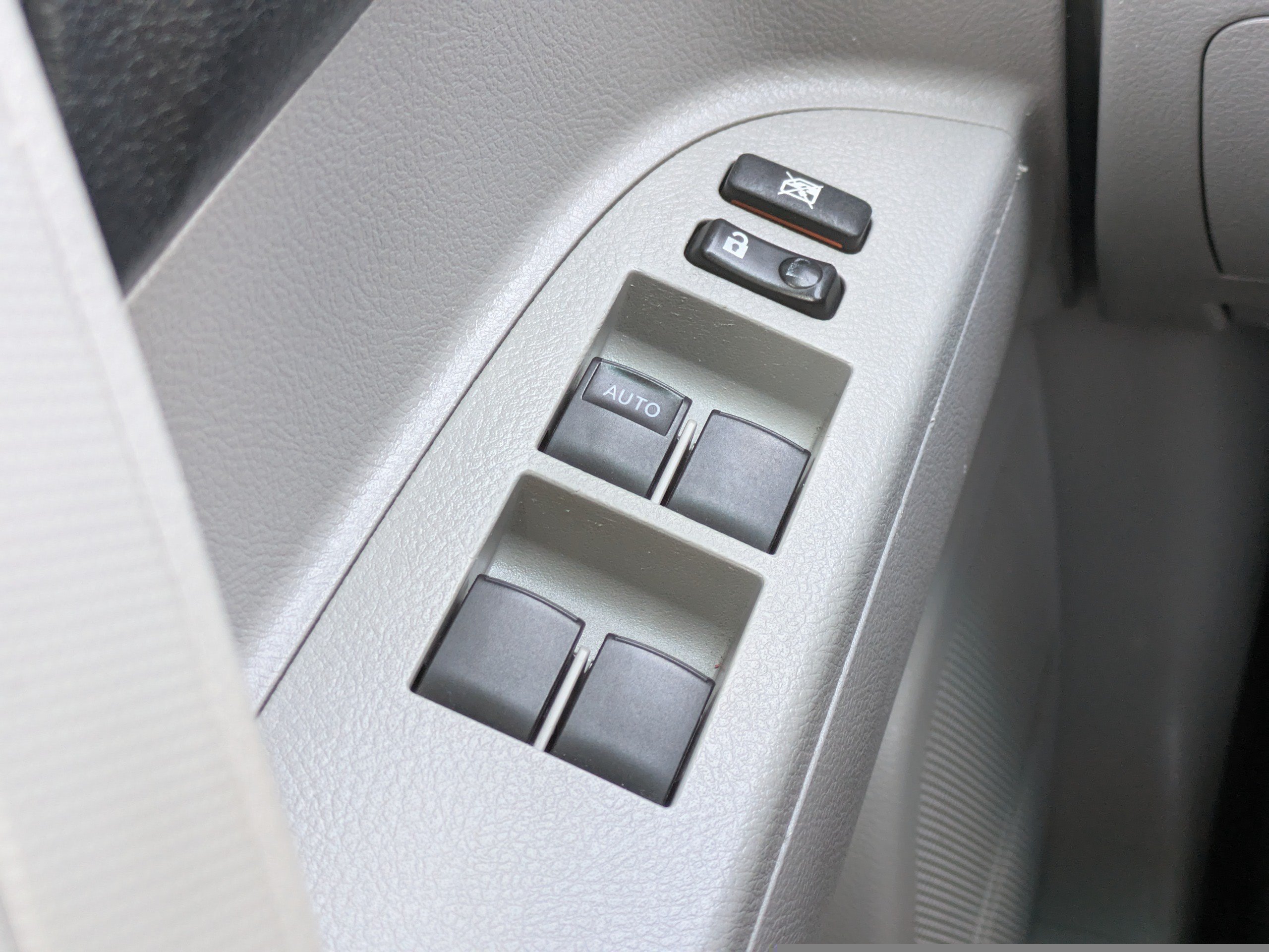 Used 2012 Toyota Highlander FWD w/ Cold Weather Pkg image 19